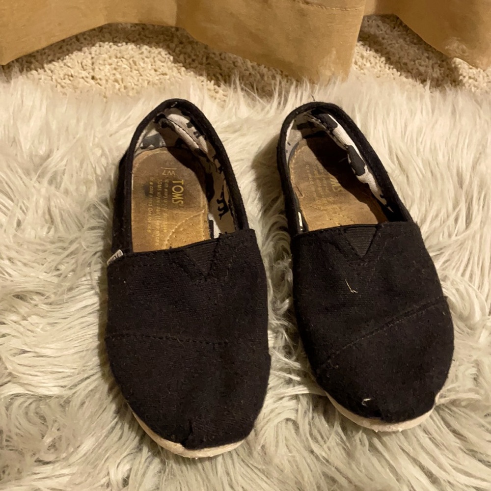 Tom’s size 7W black slide on shoes good used cond